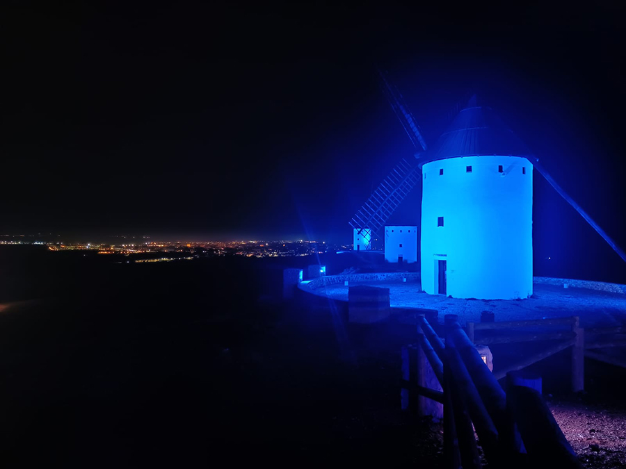 Alcázar de San Juan iluminado con el color azul de la Policía Nacional.